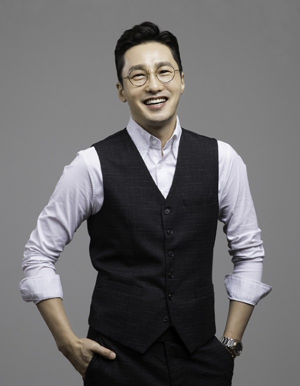 Hwang Dong-ju said he signed an exclusive contract with actor Brass.