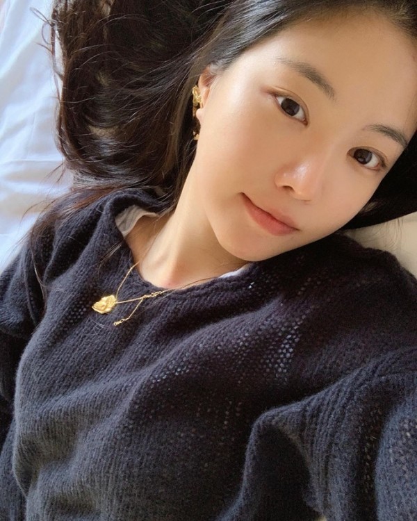Son Na-eun, released daily on Instagram